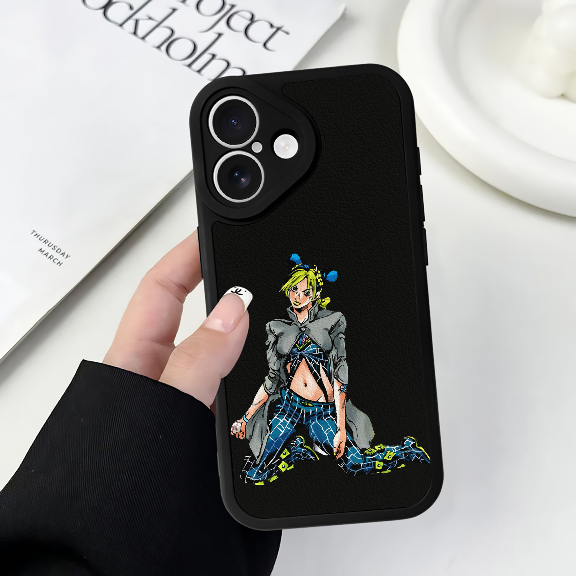 （画像用） "ジョジョの奇妙な冒険 くうじょう ジョリーン JoJo's Bizarre Adventure Jolyne Cujoh " 【iPhone 16シリーズ対応】シリコンスマホケース（レザー調） 材質：シリコン